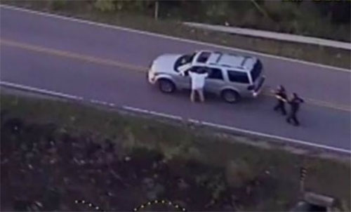 Terence Crutcher con los brazos en alto y encañonado Policía estadounidense mata a un negro desarmado cuyo vehículo se había averiado